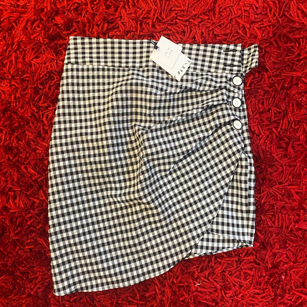 White and black print mini skirt
